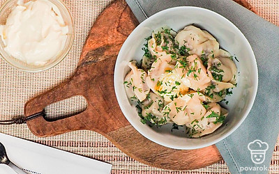 Красивые тарелки и свежая зелень украсят блюдо.