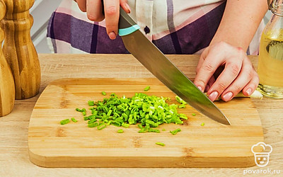 Мелко нарежьте зеленый лук.