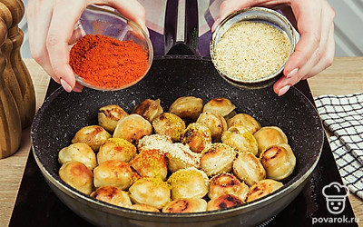 Добавьте в пельмени специи, посолите и поперчите пельмени по вкусу. Затем налейте в сковороду немного воды, убавьте газ и закройте пельмени крышкой. Оставьте блюдо на огне еще на 10 минут.