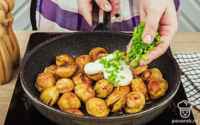 Когда вода полностью выпарится, добавьте в пельмени лук и майонез. Тщательно перемешайте пельмени с заправкой. Закройте сковороду крышкой и оставьте пельмени жариться на медленном огне еще 2–3 минуты.