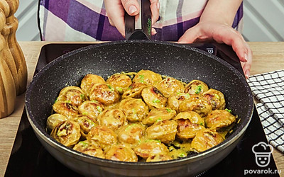 Снимите пельмени с огня, выложите их на тарелку и подавайте к столу. Приятного аппетита!