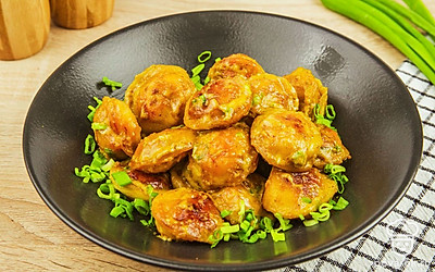 Подавайте пельмени в горячем виде, добавив в тарелку остатки репчатого лука.