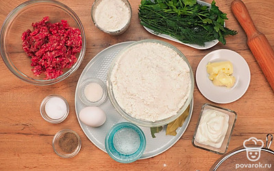 Расположите удобно все продукты. Заранее просейте муку через сито, чтобы насытить ее кислородом и сделать более воздушной. Приготовьте пакет или пищевую пленку.