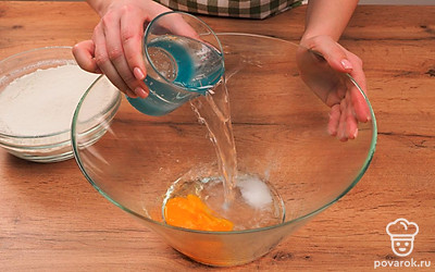 Начните готовить тесто. В глубокое блюдо добавьте яйцо, соль и сахар. Влейте стакан минеральной воды и тщательно перемешайте.