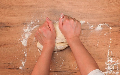 Замесите тесто. Добавляйте муку небольшими порциями, хорошо перемешивая. Месите тесто руками 7-10 минут, пока оно не станет эластичным. Положите тесто в пакет или оберните пищевой пленкой и оставьте на 20-30 минут.