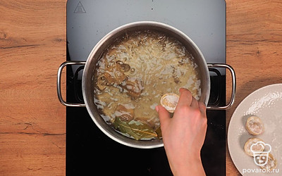 Сварите пельмени. Выложите готовые пельмени в закипевшую в кастрюле воду. Добавьте соль, перец и лавровый лист по вкусу. Варите в течение 8-10 минут. Выложите пельмени на тарелку. Добавьте масло или сметану по вкусу.