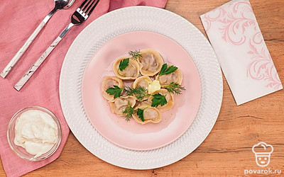 Для красивой подачи выложите пельмени на красивое блюдо и украсьте зеленью.