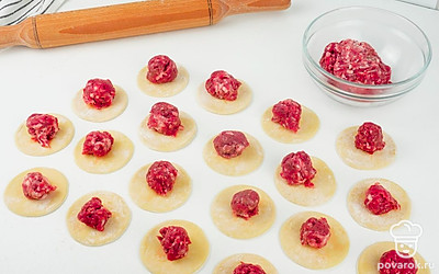 Выложите 1-2 ст. л. начинки в каждый кружочек теста.