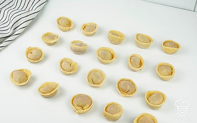 Сверните кружок пополам и защипните края.