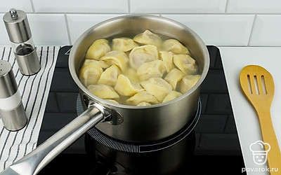 Варите пельмени в кипящей подсоленной воде примерно 5-7 минут. Когда пельмени всплывут на поверхность, они готовы.