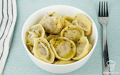 Подавайте готовые пельмени сразу.