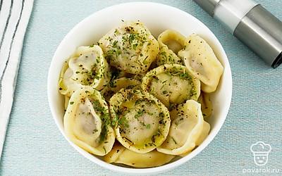 Для подачи и украшения хорошо подойдет укроп и сметана.