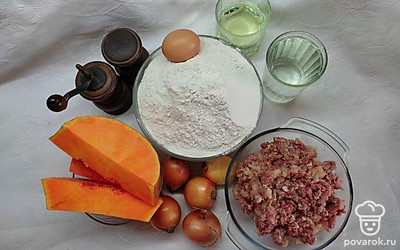 Помойте тыкву в проточной воде и дайте просохнуть. Очистите репчатый лук от шелухи. Просейте муку.