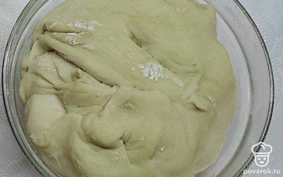 Приготовьте тесто для пельменей. Для этого в подходящей емкости смешайте муку, щепотку соли, воду и масло. Замесите эластичное тесто и дайте ему немного отдохнуть.