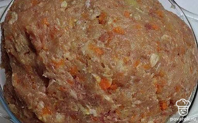 Мелко порубите тыкву и лук при помощи кухонного ножа. Добавьте измельченные овощи в фарш и замешайте однородную начинку. Добавьте соль и перец по вкусу.