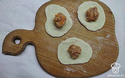 Скатайте тесто в длинный жгут и нарежьте его на небольшие кусочки. Кусочек теста раскатайте в круглый блин, положите внутрь 1 ч.л. начинки и слепите края.