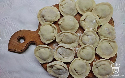 Слепите подобным образом все пельмени и отправьте их вариться в кипящей подсоленной воде до готовности, на это уйдет около 5-8 минут, в зависимости от мощности плиты.