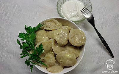 Готовые пельмени можно подавать с бульоном в виде супа или отдельно. К такому блюду можно подать свежую зелень и, например, сметану.