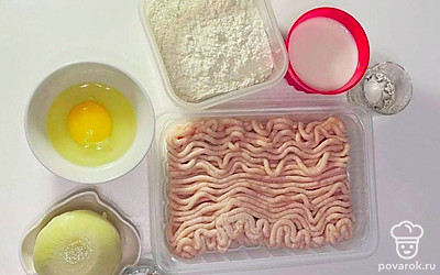 Просейте муку. Подготовьте стол для работы с тестом: протрите его и припылите мукой. Лук очистите, мелко нарежьте.