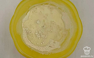 Для начала замесите тесто: муку смешайте с солью и подсолнечным маслом. В отдельной миске смешайте молоко и яйцо, влейте в муку и замесит плотное тесто. Оставить на 15 минут под полотенцем или пищевой пленкой.