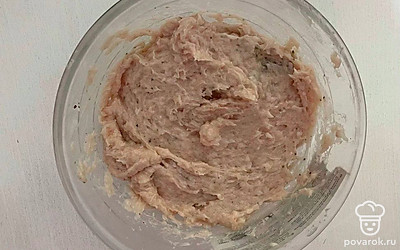 Пока тесто подходит, можно заняться начинкой: мелко нарезанный лук добавьте в фарш, посолите, поперчите и добавьте специи. Тщательно перемешайте до однородности.