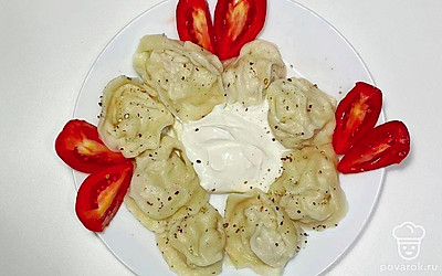 Готовые пельмени заправьте небольшим кусочком сливочного масла и присыпьте свежей мелко нарезанной петрушкой или укропом. В качестве соуса подавайте к пельменям сметану, майонез, аджику или кетчуп.