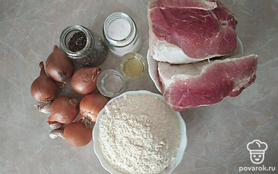 Мясо очистите от жил, плевы, помойте и приготовьте к переработке на фарш. Лук и чеснок почистите и помойте. Муку просейте.