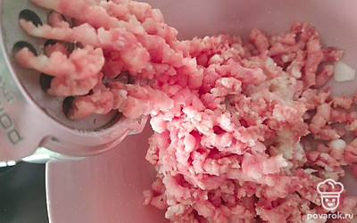 Мясо, лук и чеснок порежьте кусочками и пропустите через мясорубку. Добавьте к ним соль и перец по вкусу, немного воды и хорошо перемешайте. Накройте фарш пищевой пленкой и отнесите в холодильник на несколько часов.