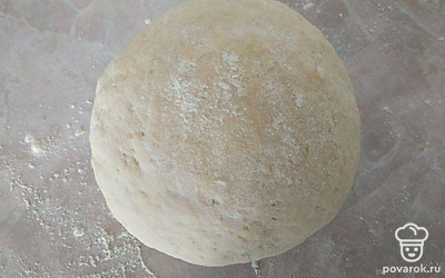 В миску с мукой добавьте яйцо, соль, уксус, растительное масло и воду. Замесите тесто, затем разделите его на несколько частей и дайте отдохнуть под пищевой пленкой.