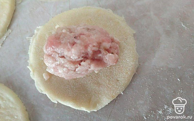 Раскатайте корж толщиной 3 мм. Стаканом вырежьте кружочки. В средину каждого положите фарш, края защипните, а уголки соедините. Пельмени можно отварить сразу в подсоленной воде, а можно и заморозить впрок.