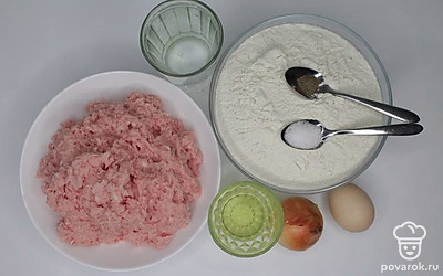 Лук почистите, помойте под холодной проточной водой. Муку просейте, она станет однородной и более воздушной, тесто из такой муки получается нежное и пластичное, оно легко вымешивается.