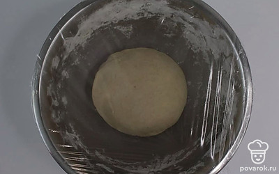 Приготовьте тесто. В миску разбейте яйцо, добавьте подсолнечное масло и соль, затем постепенно введите муку и тщательно перемешайте. Нагрейте стакан воды до кипения. Влейте в подготовленную смесь, быстро перемешивая сначала ложкой, затем руками. Вымесите тесто, поместите его отдохнуть под пищевую пленку на 30 минут.