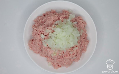 Лук порежьте очень мелко, кубиками, смешайте с мясным фаршем. Добавьте соль и перец и тщательно перемешайте. Отдохнувшее тесто разделите на 2 части, поочередно раскатайте их на рабочей поверхности, посыпанной мукой. Раскатанный пласт должен быть очень тонким, толщиной не более 3 мм. Его размер должен соответствовать размеру вашей пельменницы.