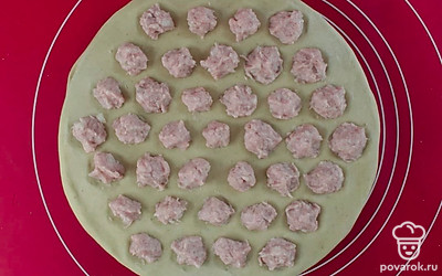 Первый пласт уложите на посыпанную мукой пельменницу. Скатайте фарш в шарики, поместите их в углубления, сверху накройте вторым раскатанным пластом. Прокатайте сверху скалкой. Переверните пельменницу, чтобы отделить от нее пельмени. Сварите их в подсоленной воде. Время варки – 7 минут после того как вода закипит, и пельмени всплывут. Извлеките пельмени из кастрюли шумовкой, поместите в тарелку для подачи, добавьте сливочное масло.