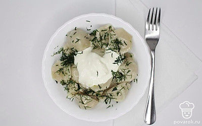 Подавайте свои пельмени горячими. При порционной подаче в каждую тарелку добавьте кусочек сливочного масла, посыпьте сверху мелко нарубленной зеленью, добавьте ложку сметаны, разместив ее в центре тарелки.