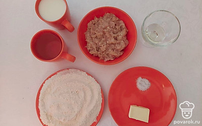 Почистите лук, помойте его под холодной проточной водой. Муку просейте, она станет воздушной и однородной. Тесто из просеянной муки получится более нежным. Закипятите 300 мл воды.