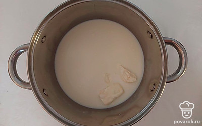 Приготовьте тесто. К просеянной муке добавьте соль, перемешайте. Выложите горкой, сделайте в ее центре углубление, постепенно вливайте кипяток, перемешивая ложкой. В конце добавьте растительное масло. Перемешайте, вымесите тесто руками на рабочей поверхности. Поместите тесто под пищевую пленку и оставьте на 15 минут для отдыха при комнатной температуре.