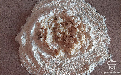 Приготовьте соус. Смешайте сливочное масло с мукой, добавьте растительное масло и все перемешайте, добавляя муку. Поместите эту смесь в миску. Тонкой струйкой постепенно влейте молоко, тщательно размешивая содержимое. Поставьте на огонь и доведите до кипения при постоянном помешивании. Добавьте соль по вкусу и проварите на медленном огне, постоянно перемешивая, в течении 5 минут. Должен получиться соус консистенции густой сметаны.