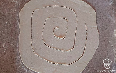 Острым ножом мелко нарежьте кубиками лук, добавьте к фаршу, посолите и поперчите. Тщательно перемешайте. Отдохнувшее тесто разделите на 3 части. Поочередно раскатайте каждую в тонкий пласт. Ножом для пиццы или обычным ножом разрежьте пласт по спирали.