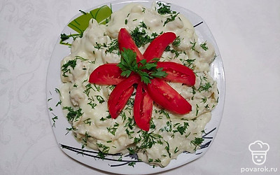 Подавайте пельмени в горячем виде. Можно выложить их в общее блюдо или подать порционно. При порционной подаче украсьте их сверху рубленым укропом, в центре выложите цветок из ломтиков свежих помидоров, украсьте веточкой петрушки.