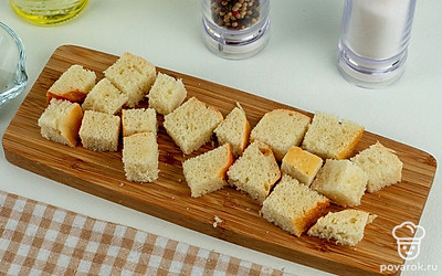 Порежьте багет квадратиками удобного для вас размера.