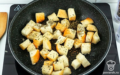 Раскалите сковороду с небольшим количеством растительного масла, выложите будущие гренки, посолите, поперчите по вкусу, добавьте любимые специи – например, прованские травы.