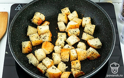 Обжаривайте гренки до золотистости. Снимите с огня, дайте остыть и переложите в емкость для хранения или подавайте к свежеприготовленному супу.