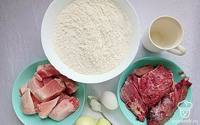 Для того, чтобы тесто было более эластичным и однородным, обязательно просейте муку перед тем, как замешивать. А также вскипятите воду и остудите до теплого состояния.