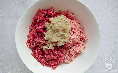 Для приготовления начинки пропустите через мясорубку мясо и лук, посолите фарш и хорошо перемешайте, уберите его в морозилку примерно на 30 минут. Пельмени из подмороженного фарша будут сочные и нежные.