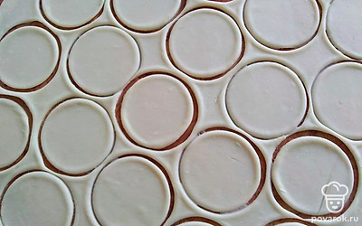 Раскатайте тонкий пласт теста и вырежьте кружочки подходящего диаметра. Поместите комочек фарша в центр основы и защипните пельмень по кругу, а хвостики слепите друг с другом. Таким образом проработайте всю начинку.