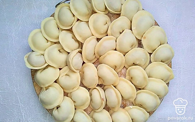 Приготовьте присыпанную мукой деревянную доску и выложите на нее сырые пельмени. Уберите их в морозильную камеру, а затем пересыпьте в пакет. Используйте замороженные пельмени в течение месяца. Для варки возьмите кастрюлю с водой, добавьте немного соли и доведите ее до кипения. В кипящей воде готовьте не менее 10 минут, после чего попробуйте и проверьте, чтобы тесто хорошо проварилось.