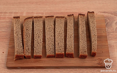 Нарежьте черный хлеб брусочками толщиной 1 см.