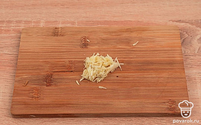 Чеснок натрите на мелкой терке или выдавите через пресс.