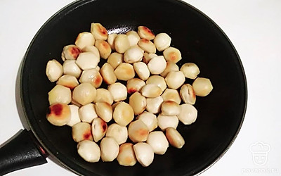 Поджарьте пельмени на сковороде с растительным маслом до золотистого цвета. Аккуратно выложите их в форму для запекания.